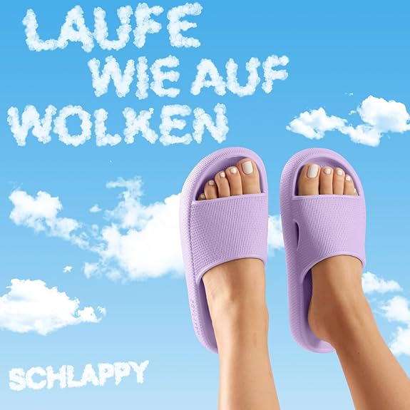 Violette Schlappys vor klarem Himmel mit Wölkchen und der Aufschrift "Laufen wie auf Wolken".