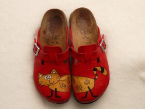 Rote Birki Clogs mit kunstvollem Katzenmotiv